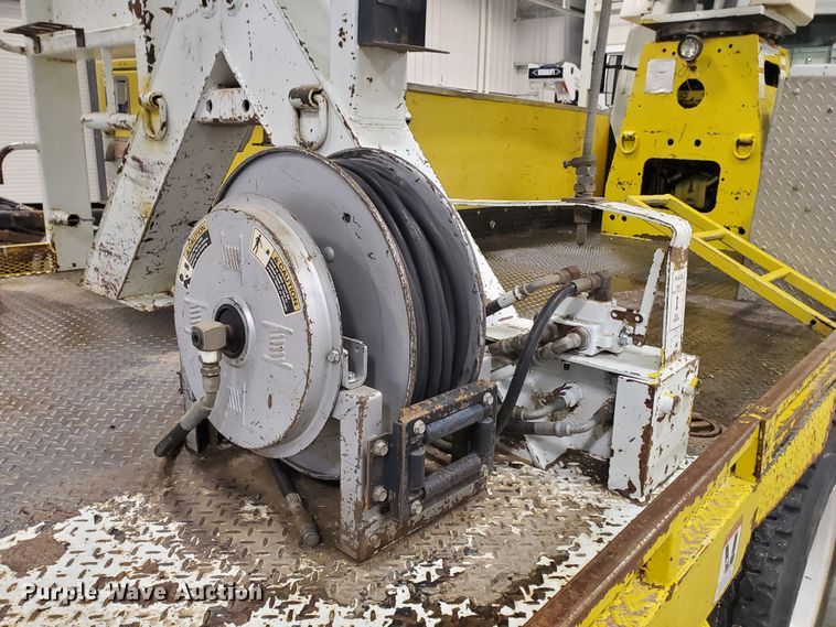 image for item IX9771 2007 International 7400  pressure digger derrick truck