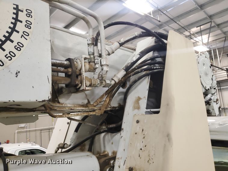 image for item IX9771 2007 International 7400  pressure digger derrick truck