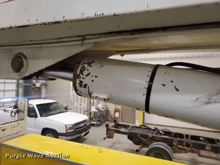 image for item IX9771 2007 International 7400  pressure digger derrick truck