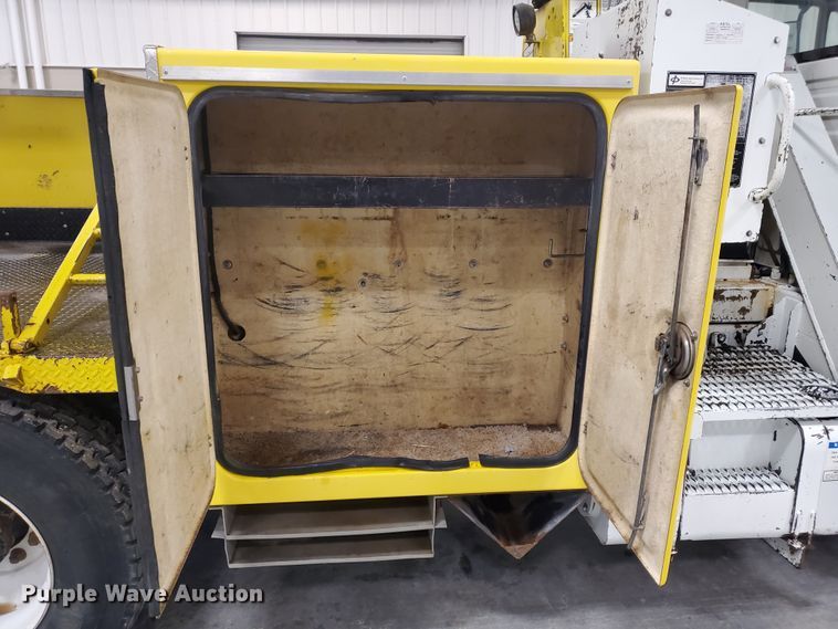 image for item IX9771 2007 International 7400  pressure digger derrick truck