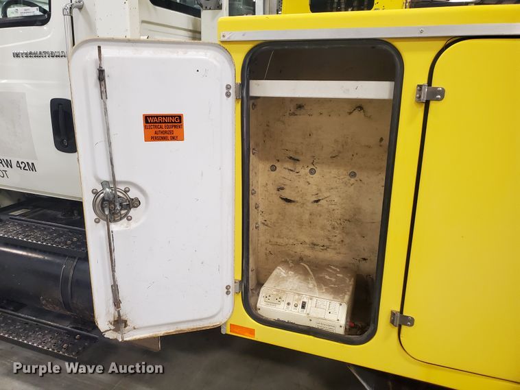 image for item IX9771 2007 International 7400  pressure digger derrick truck