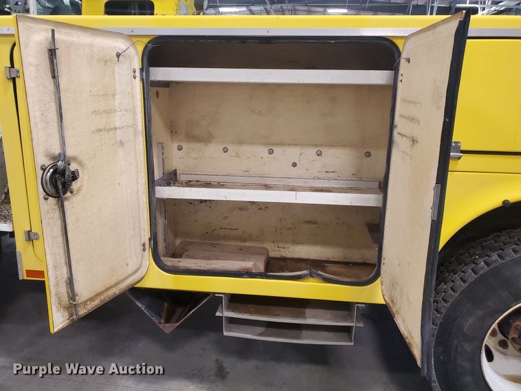 image for item IX9771 2007 International 7400  pressure digger derrick truck