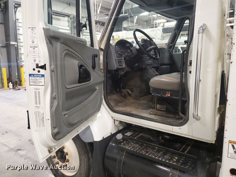 image for item IX9771 2007 International 7400  pressure digger derrick truck