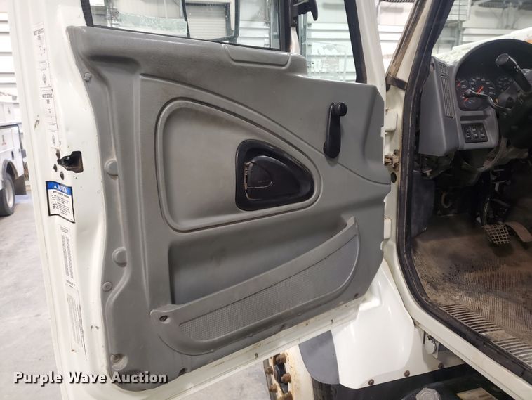 image for item IX9771 2007 International 7400  pressure digger derrick truck