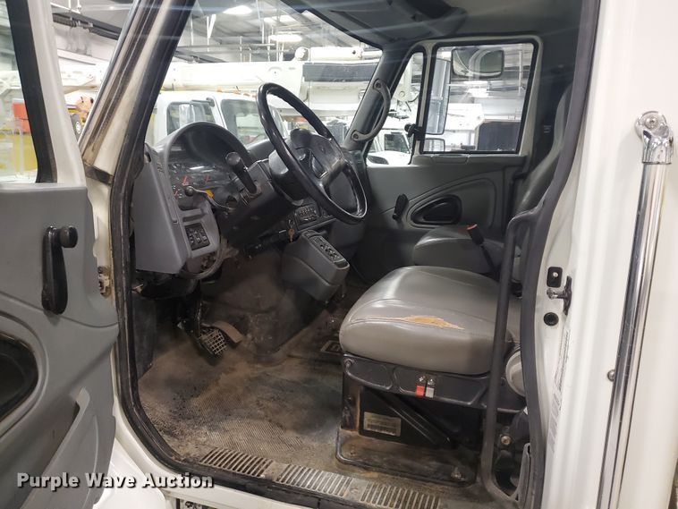 image for item IX9771 2007 International 7400  pressure digger derrick truck