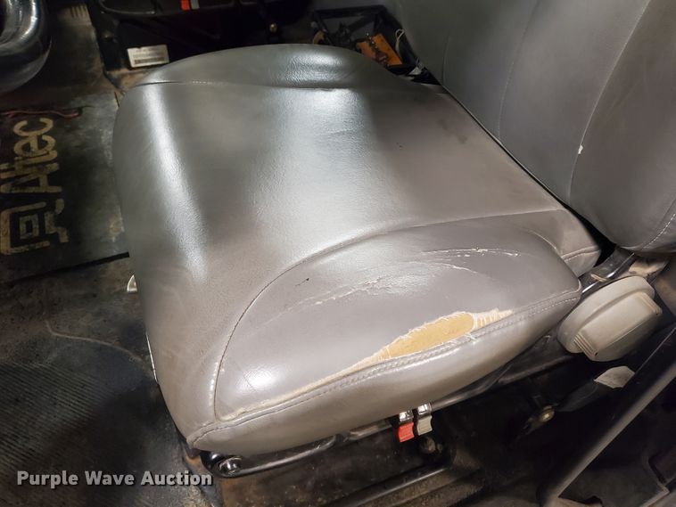 image for item IX9771 2007 International 7400  pressure digger derrick truck