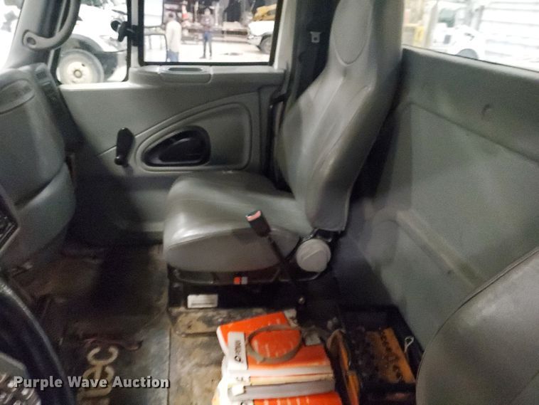 image for item IX9771 2007 International 7400  pressure digger derrick truck