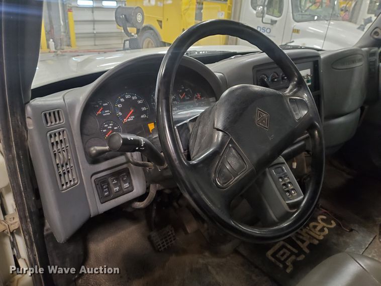 image for item IX9771 2007 International 7400  pressure digger derrick truck