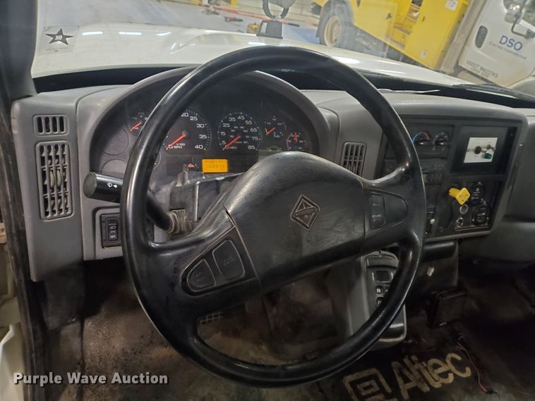 image for item IX9771 2007 International 7400  pressure digger derrick truck