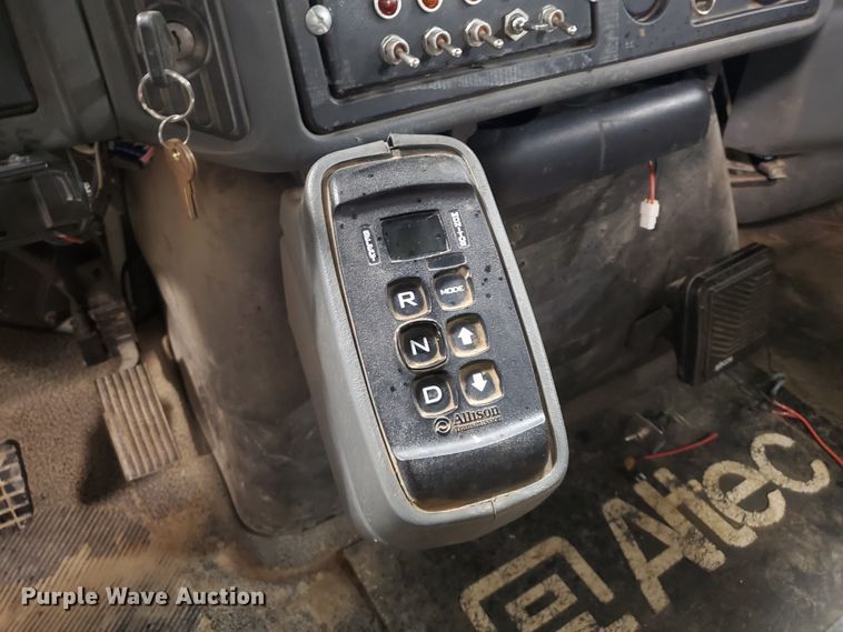 image for item IX9771 2007 International 7400  pressure digger derrick truck