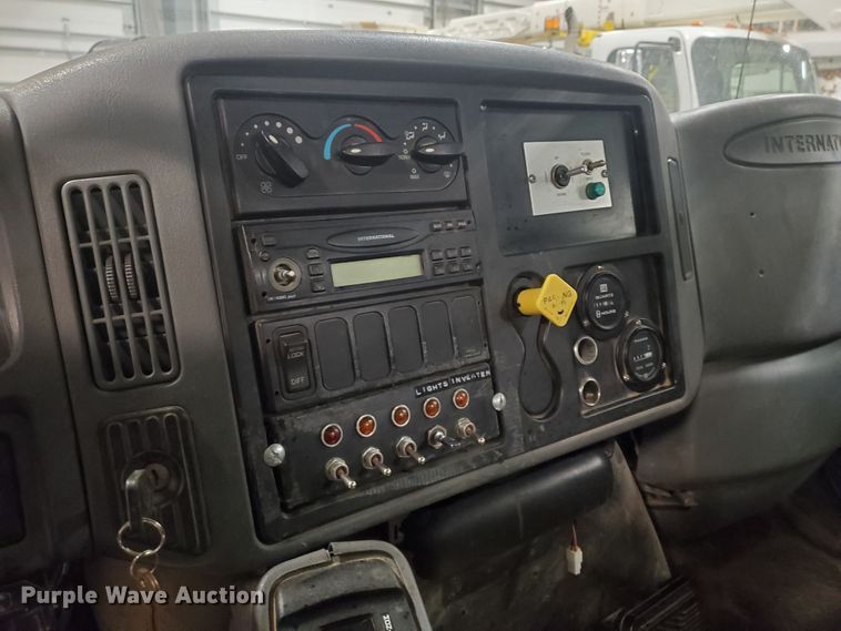 image for item IX9771 2007 International 7400  pressure digger derrick truck