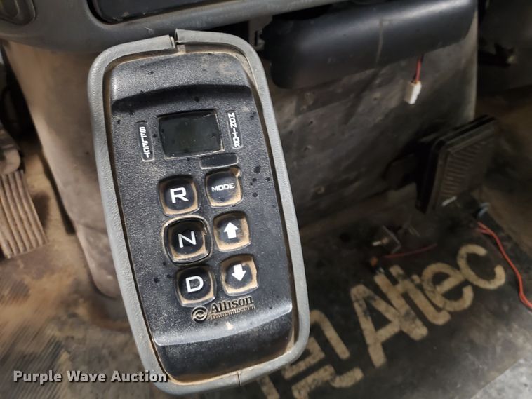 image for item IX9771 2007 International 7400  pressure digger derrick truck