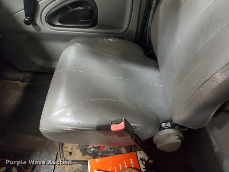 image for item IX9771 2007 International 7400  pressure digger derrick truck