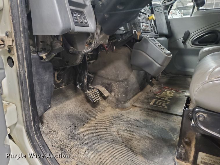 image for item IX9771 2007 International 7400  pressure digger derrick truck