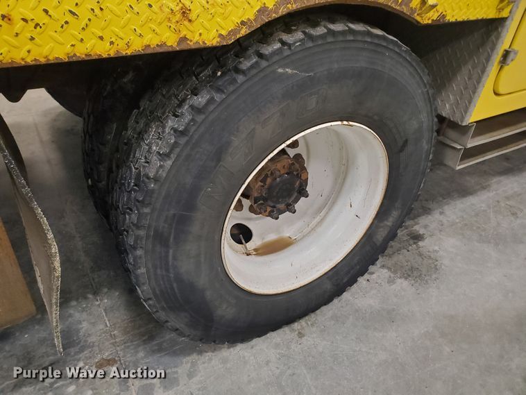 image for item IX9771 2007 International 7400  pressure digger derrick truck