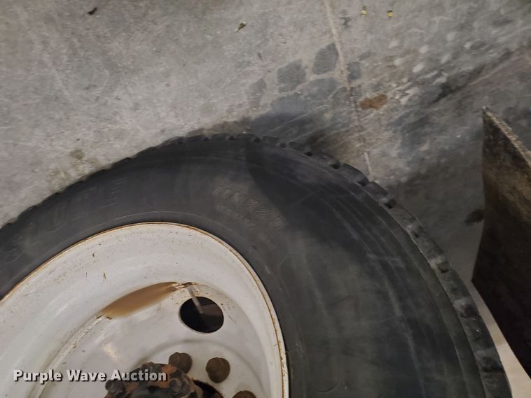 image for item IX9771 2007 International 7400  pressure digger derrick truck