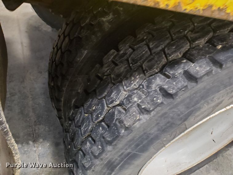 image for item IX9771 2007 International 7400  pressure digger derrick truck