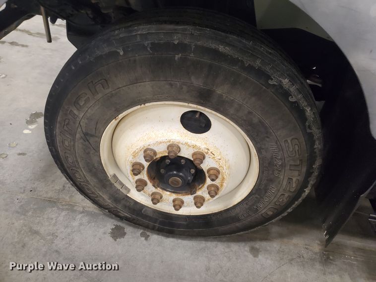 image for item IX9771 2007 International 7400  pressure digger derrick truck