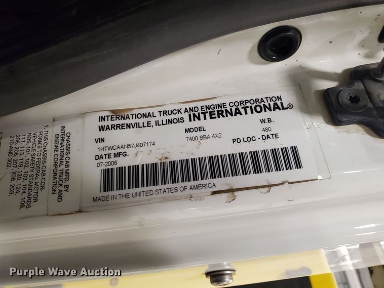 image for item IX9771 2007 International 7400  pressure digger derrick truck