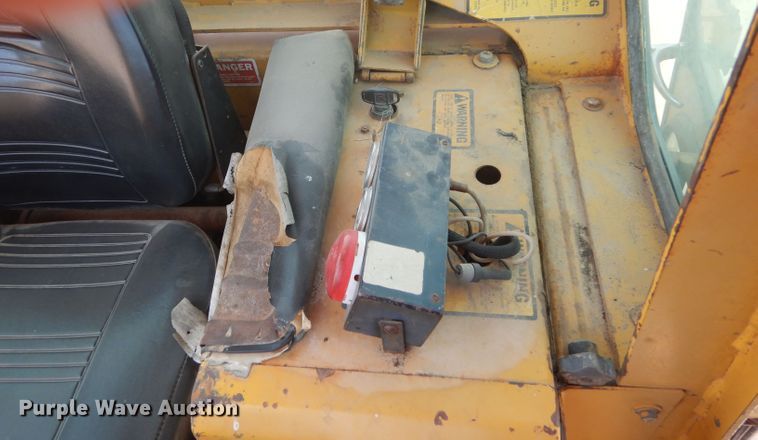 image for item DF2645 1988 Fiat-Allis FL10C  track loader