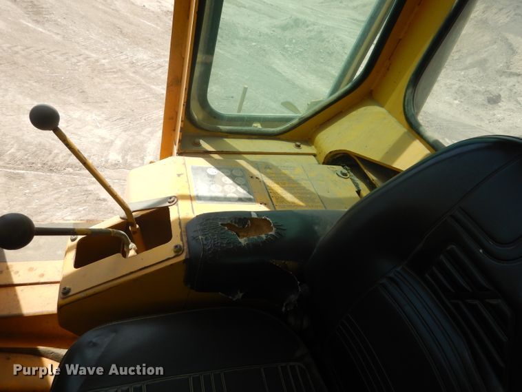 image for item DF2645 1988 Fiat-Allis FL10C  track loader