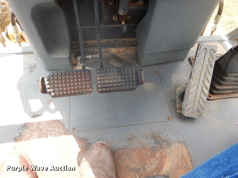 image for item DF2652 2001 New Holland LB75B  backhoe
