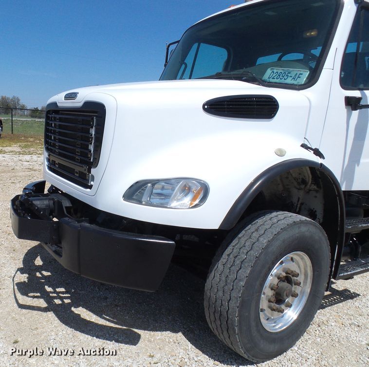 image for item DG2115 2007 Freightliner Business Class M2  roll off container truck