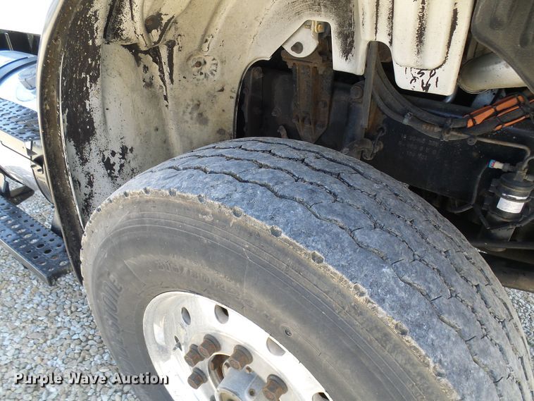 image for item DG2115 2007 Freightliner Business Class M2  roll off container truck