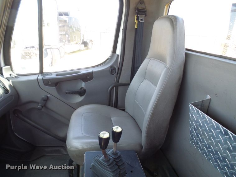 image for item DG2115 2007 Freightliner Business Class M2  roll off container truck