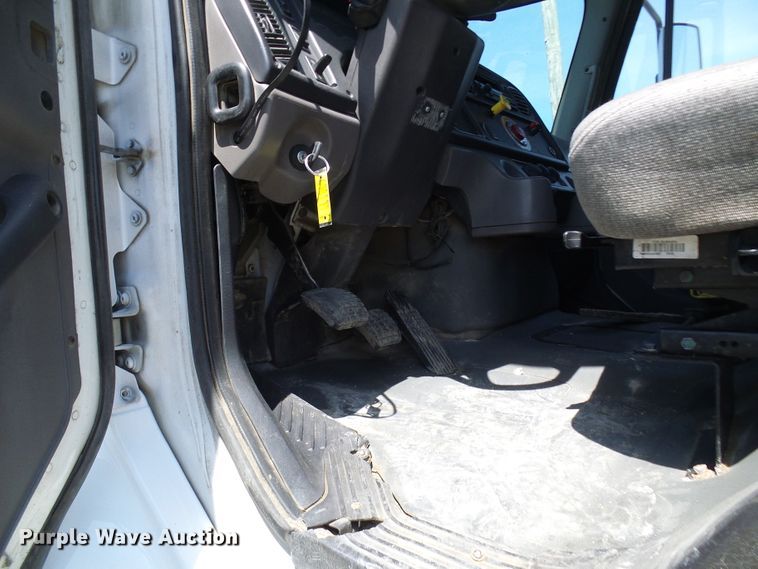 image for item DG2115 2007 Freightliner Business Class M2  roll off container truck