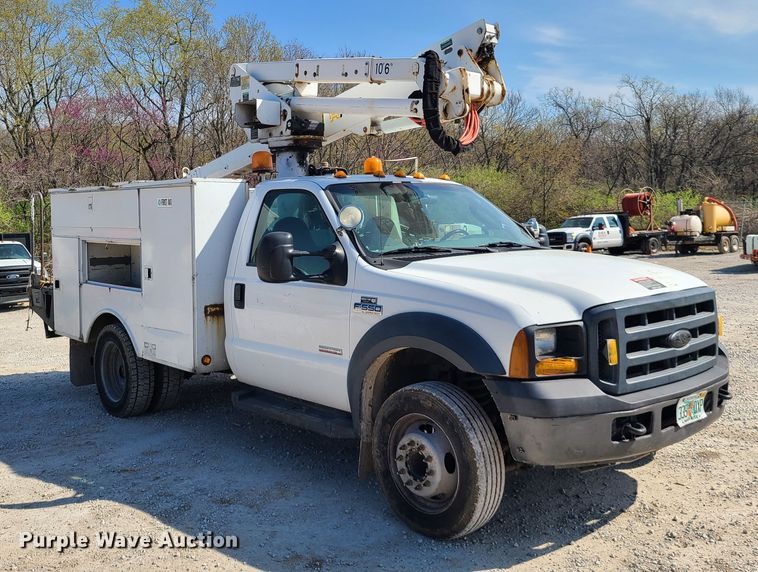 image for item DH5850 2006 Ford F550 Super Duty  bucket truck