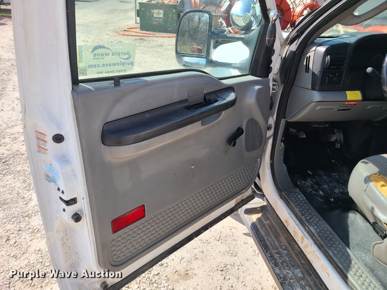 image for item DH5850 2006 Ford F550 Super Duty  bucket truck