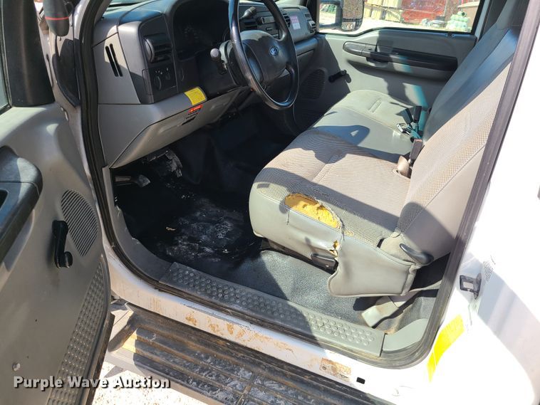 image for item DH5850 2006 Ford F550 Super Duty  bucket truck