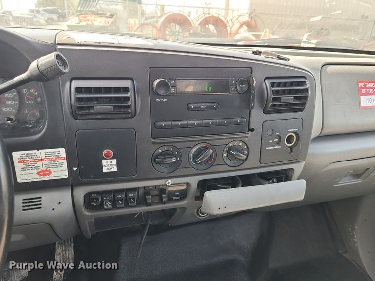 image for item DH5850 2006 Ford F550 Super Duty  bucket truck