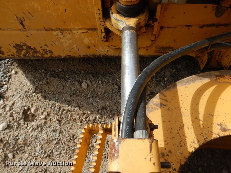 image for item DJ0437 2005 John Deere 650J LT  dozer