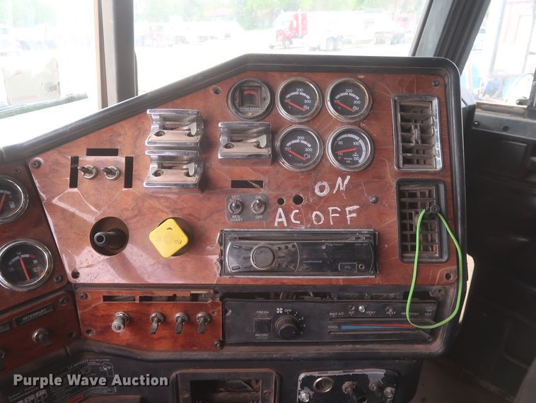 image for item DJ1885 1999 Freightliner FLD120  dump truck