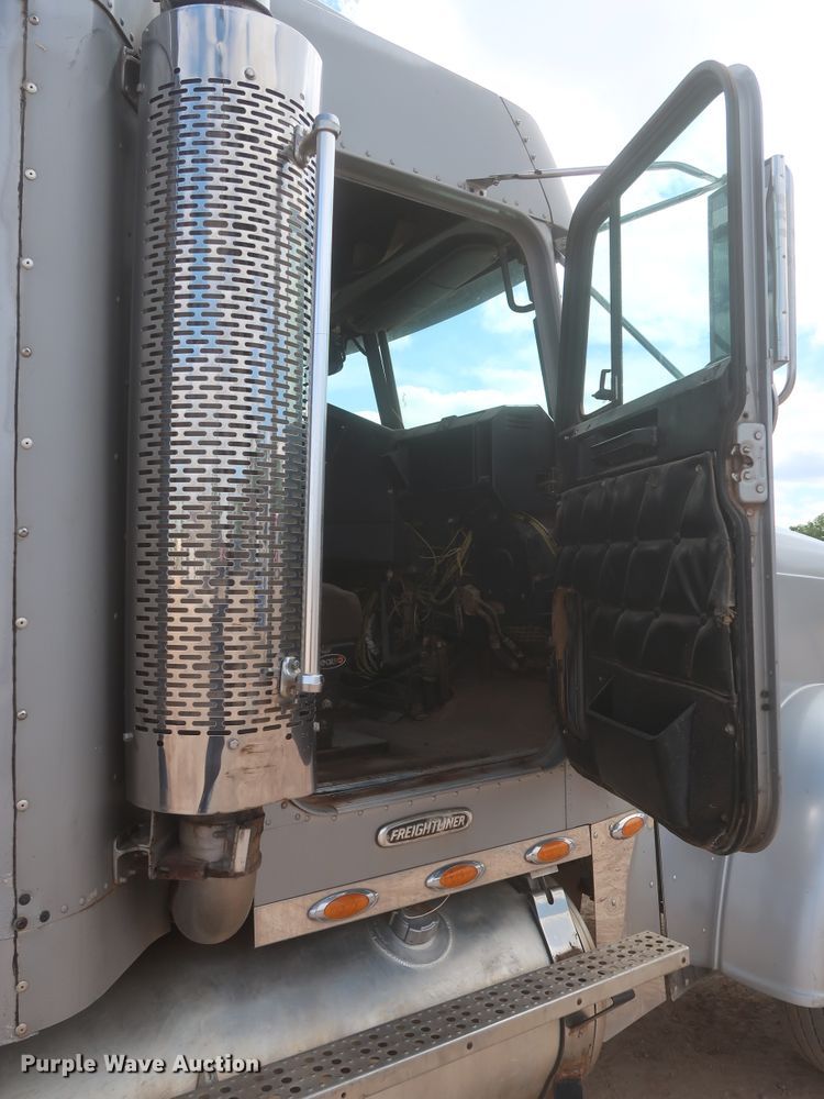 image for item DJ1885 1999 Freightliner FLD120  dump truck