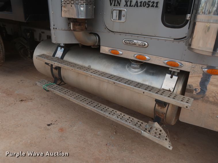 image for item DJ1885 1999 Freightliner FLD120  dump truck