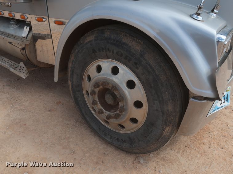 image for item DJ1885 1999 Freightliner FLD120  dump truck