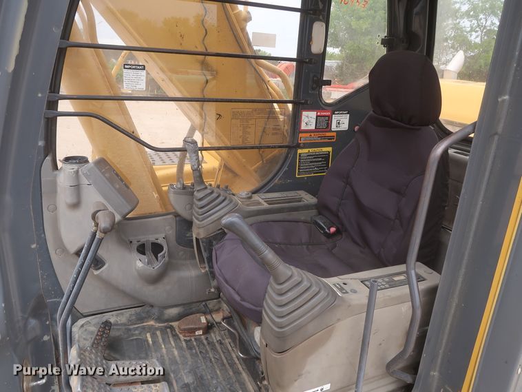 image for item DJ1896 2002 John Deere 200C LC  excavator