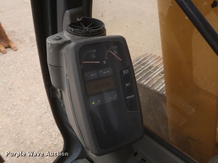 image for item DJ1896 2002 John Deere 200C LC  excavator