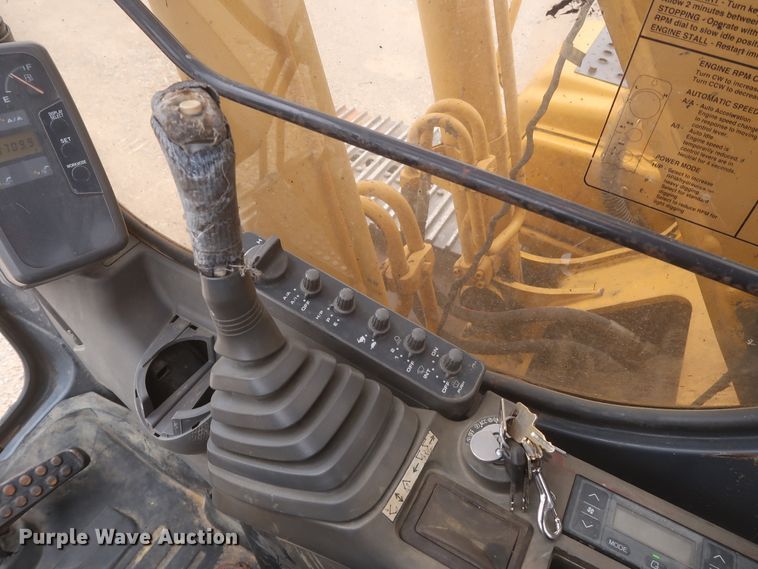 image for item DJ1896 2002 John Deere 200C LC  excavator