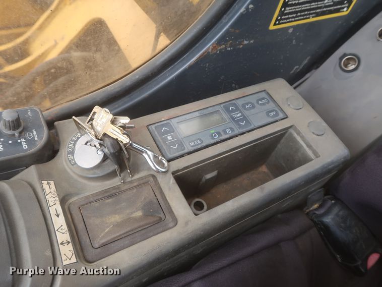 image for item DJ1896 2002 John Deere 200C LC  excavator