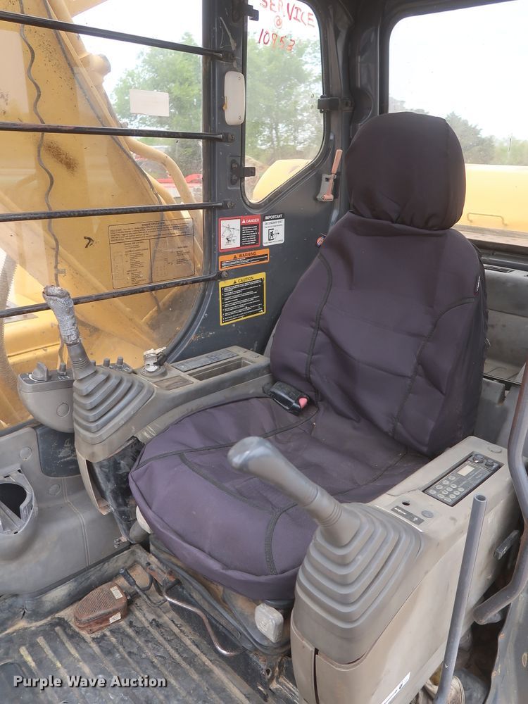 image for item DJ1896 2002 John Deere 200C LC  excavator