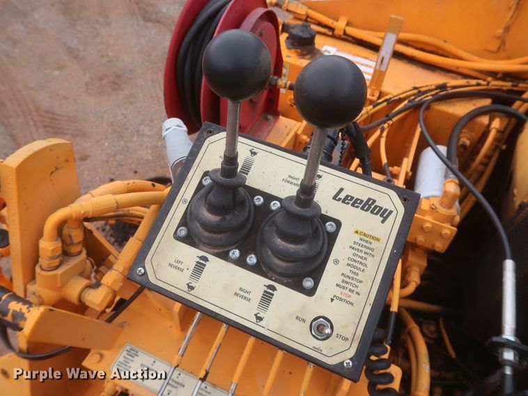 image for item DJ1903 2006 LeeBoy L8510T  paver