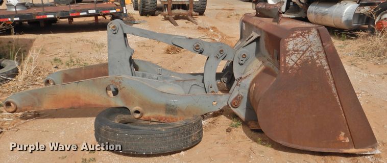 image for item DJ8472 Volvo L70 loader arms and bucket