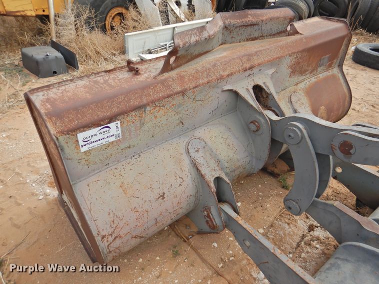 image for item DJ8472 Volvo L70 loader arms and bucket