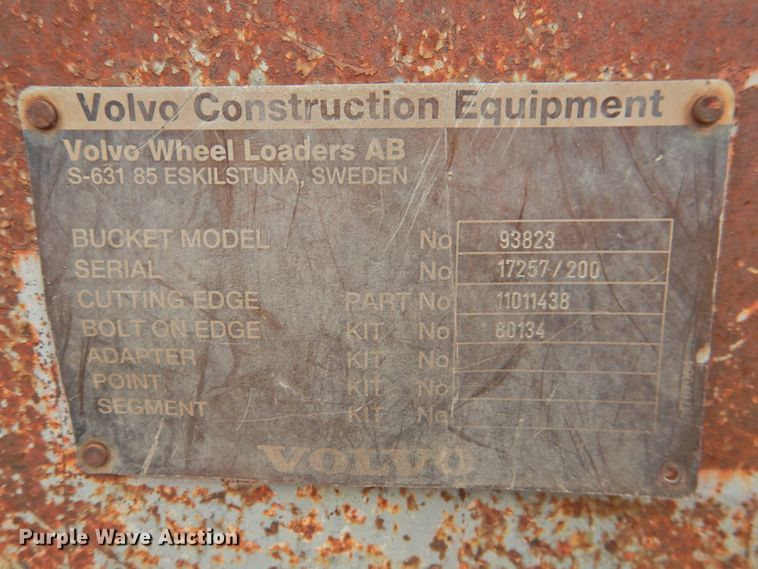 image for item DJ8472 Volvo L70 loader arms and bucket