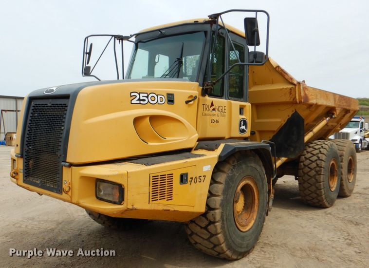 image for item DJ8739 2006 John Deere 250D  haul truck