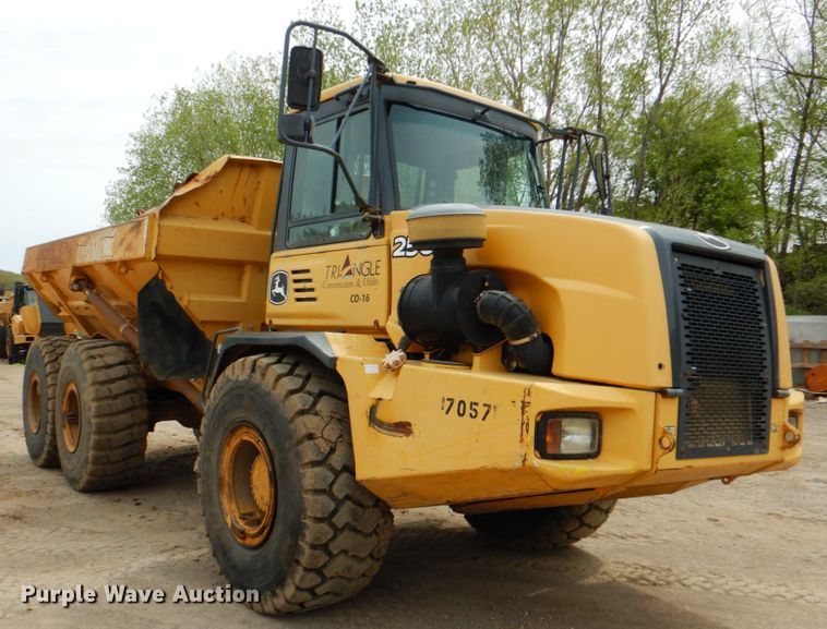 image for item DJ8739 2006 John Deere 250D  haul truck
